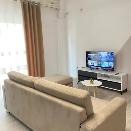 Newly Renovated One Bedroom In * 티라나