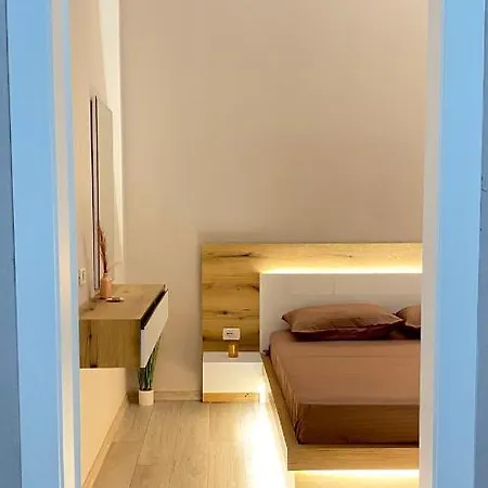 Newly Renovated One Bedroom In * تيرانا
