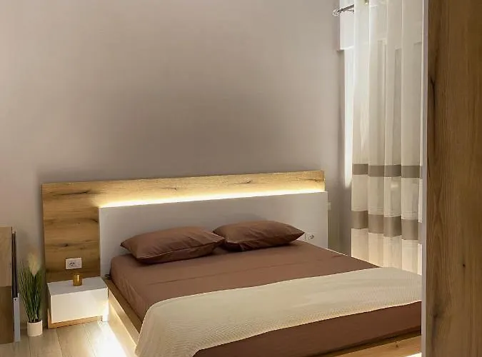 Newly Renovated One Bedroom In *